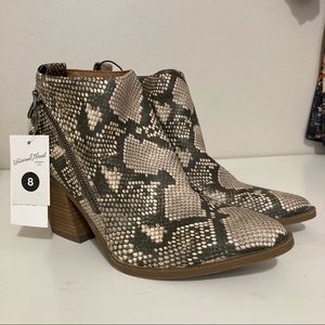 Universal thread snake print booties size 8 new